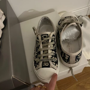 Christian Dior sneakers  - Säljer mina Christian Dior sneakers, fick de i present av min kille, de är använda, passar en 36a<3 