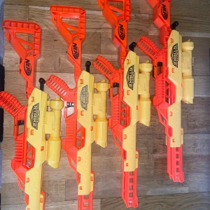 Nerf N-Strike gevär - Säljer flera Nerf N-Strike gevär i gult och orange. Perfekt för actionfyllda lekar och tävlingar. Gevären har en cool design med axelstöd och är lätta att hantera. Passar både inomhus och utomhus för maximal lekglädje. Köp 2 eller mer för 50kr styck