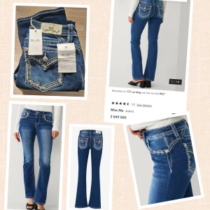 Blå bootcut jeans från Miss Me - Snygga blå bootcut jeans från Miss Me med dekorativa detaljer och broderier på bakfickorna. Jeansen har en låg midja och är perfekta för en trendig look. Använda 1 gång, passade inte