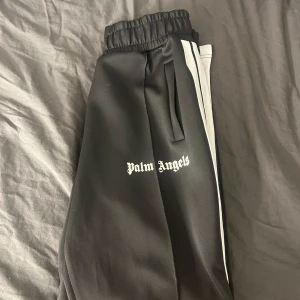 Palm Angels trackpanta  - Snygga svarta träningsbyxor från Palm Angels, äkta såklart och kvitto finns! Nypris runt 5000kr storlek M priset är inte hugget i sten
