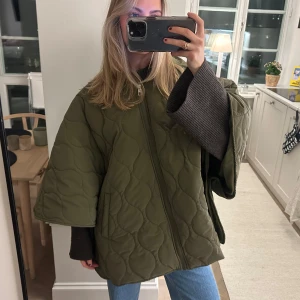 Quiltad Cape - Så fin quiltad cape jacka med luva!! Perfekta vårjackan🙌🏻🙌🏻🩷