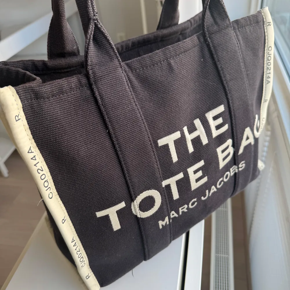 Snygg svart tote bag från Marc Jacobs (The Jacquard Tote Bag) Gott skick, får plats med mycket, både till ex skola men även för kortare resor. Nypris ca 3500. Laukut & Käsilaukut.