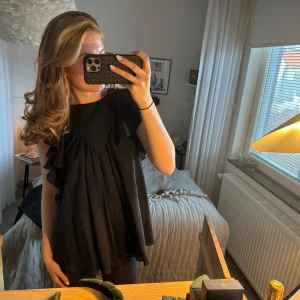 COS topp - äljer denna drömmiga volang toppen från Cos som man kan ha fram och bak🥰första bilden är den bak, storlek 38 men volangtoppen är oversized i modellen och passar mig som är 36! Slutsåld