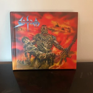 Sodom m-16 cd - Bara spelat ett par gånger kommer inte till användning längre har mest legat i en låda. Det finns en liten bok i omslaget som man kan bläddra i med lyrics och bilder. Spelar finfint!