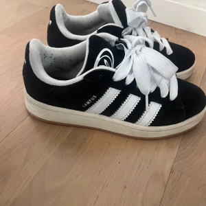 Svarta Adidas Campus sneakers - Säljer ett par svarta Adidas Campus, finns skokartong o svarta sko snören till. Strlk 36.5