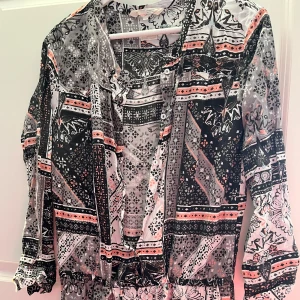 Mönstrad onepiece från Odd Molly - Snygg mönstrad onepiece med korta ben från Odd Molly i svart, vit och rosa. Strl 1 el S. 