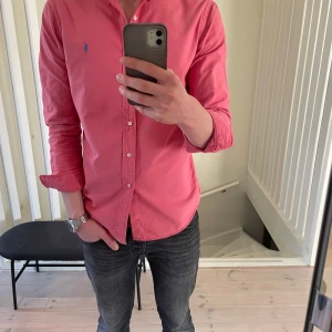 Skjorta Ralph Lauren - Säljer denna feta skjorta ifrån Ralph lauren perfekt till sommaren. Skjortan är i storlek Medium! Priset går att diskuter!