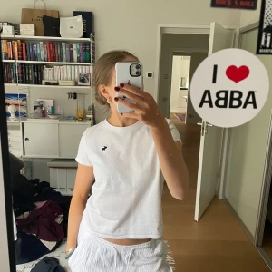 Vit t-shirt - Säljer en klassisk vit t-shirt från Abercrombie Kids. T-shirten har en normal passform. Perfekt för en avslappnad stil. Storlek är kids 13-14 men passar ändå bra mig (xs/s)🩷