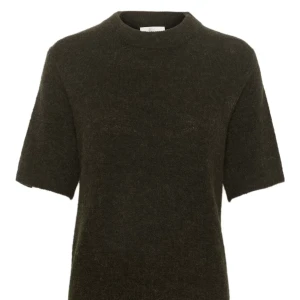 Mörkgrön kortärmad stickad tröja  - Stickad/virkad kortärmad tröja vet inte vart det är köpt med aldrig andvänd💕