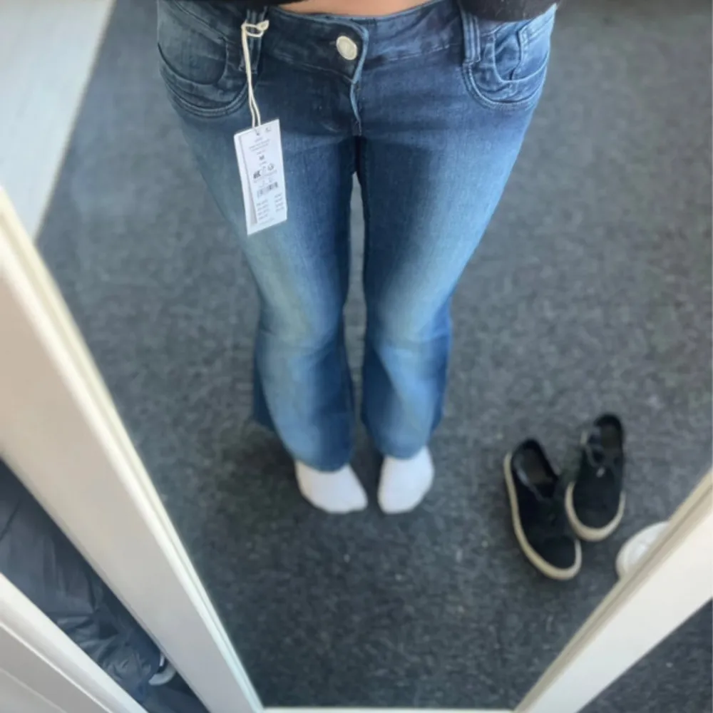 Säljer ett par snygga mörkblå bootcut jeans med låg midja. Slutsålda 💗. Farkut & Housut.