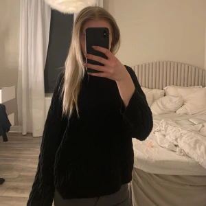 Svart stickad tröja - Säljer en svart stickad tröja med lång ärm. Perfekt för kyligare dagar och enkel att matcha med olika outfits.