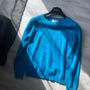 Blå tröja från VILA - Säljer en snygg blå tröja från VILA. Tröjan har en klassisk rund hals och långa ärmar. Endast prövad! Super skön tröja som inte sticks, i storlek small! 