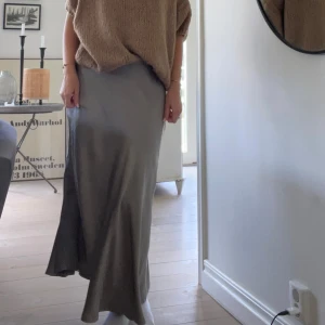 Satin kjol - Använd en gång , super fin till våren och sommaren 