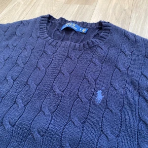 Ralph Lauren Knit - • Säljer en Ralph Lauren Cable Knit   • Tröjan är i mycket bra skick och saknar några tecken på användning eller slitage 🙌🏼  • Storlek L och är true to size   • Köp fraktas alltid inom 48h men siktar alltid på samma dag 📦 🙌🏼  • Vid snabb affär så kan priset diskuteras 👍🏼