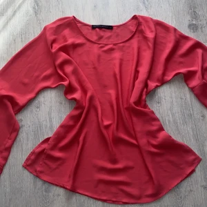 Tröja - Rosa tröja från zara. Sitter löst.