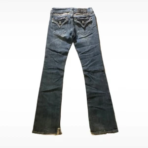 Miss Me jeans - storlek 27. slitage syns på bilder. Mått: midja 34 cm, innerbenslängd 82 cm