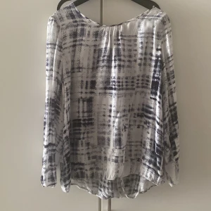 Tröja - Härlig sommartränar/skjorta. Baksidan har öppen rygg men har sytt ihop den. Går att fixa till originalform igen om det önskas! :)