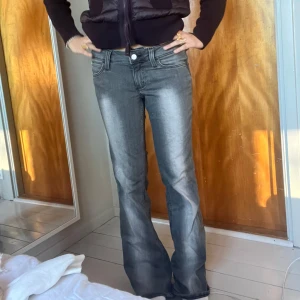 Grå bootcut jeans weekday  - Storlek 30/32 men passar mig som har S vanligtvis💞