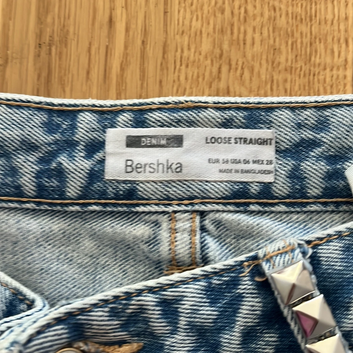 Ljusa jeans med nitar - 4