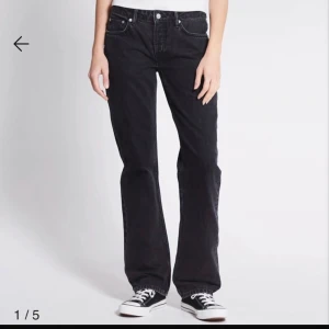 Svarta bootcut jeans - Snygga svarta bootcut jeans med klassisk femficksdesign och knappgylf. Perfekta för en avslappnad stil med sneakers eller klackar. Kolla gärna in andra plagg jag säljer! Passar till många olika outfits och tillfällen.