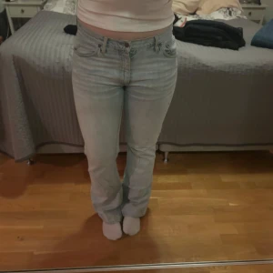 Lågmidjade ljusblå jeans  - Lågmidjade ljusblå Tiger Of Sweden jeans som är köpta second hand, jag har knappt använt dom! Väl använda sedan innan men jag tycker att kvaliten ändå är användbar och bra! ☺️Jag vet inte storleken men de är lite för små över höfterna på mig som brukar ha 29-30 i Waist mått eller 40 i Eu-storlek, annars sitter de bra!      Lägger ut för 500 men tar lägre bud vid snabb affär 🥰