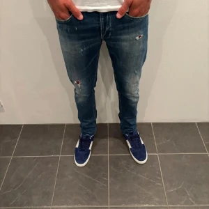 Dondup jeans  - Snygga blå jeans med slitningar på framsidan från märket DonDup. Använda endast ett få tal gånger. Köpte från fashinstore här på Plick för 1000 kr och säljer för endast 500 kr! Storleken på jeansen är 34. Hör av er vid funderingar eller frågor.