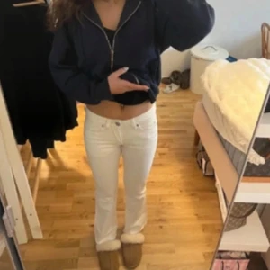 Vita lågmidjade Bootcut jeans  - Lånade bilder,  då de inte passade så kan tyvärr inte ta fler bilder med de på🥰 storlek 25/32 jätte fina Bootcut super low waist modell❣️