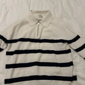 Randig half zip - Säljer min randiga half zip från HM, använd en gång och är som ny. Säljer då jag rensar garderoben. Nypris 450kr