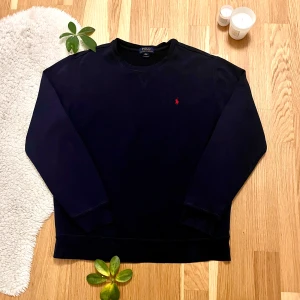 Marin blå tröja från Polo Ralph Lauren - Marin blå Ralph lauren tjock tröja i mycket bra skick. Storlek XL(16-18) i barn som passar S/M i vuxen storlek