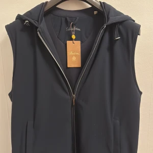 Stenströms vest  - Snygg mörkblå väst från Stenströms med dragkedja och huva. Perfekt för lager-på-lager stil. Västen har en stilren design med två fickor framtill.