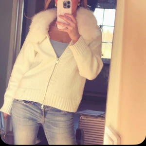 Vit cardigan jacka från Alessa💕 - Säljer denna jättefina jacka från Alessa, köpt för 1600kr. Inga defekter ❤️