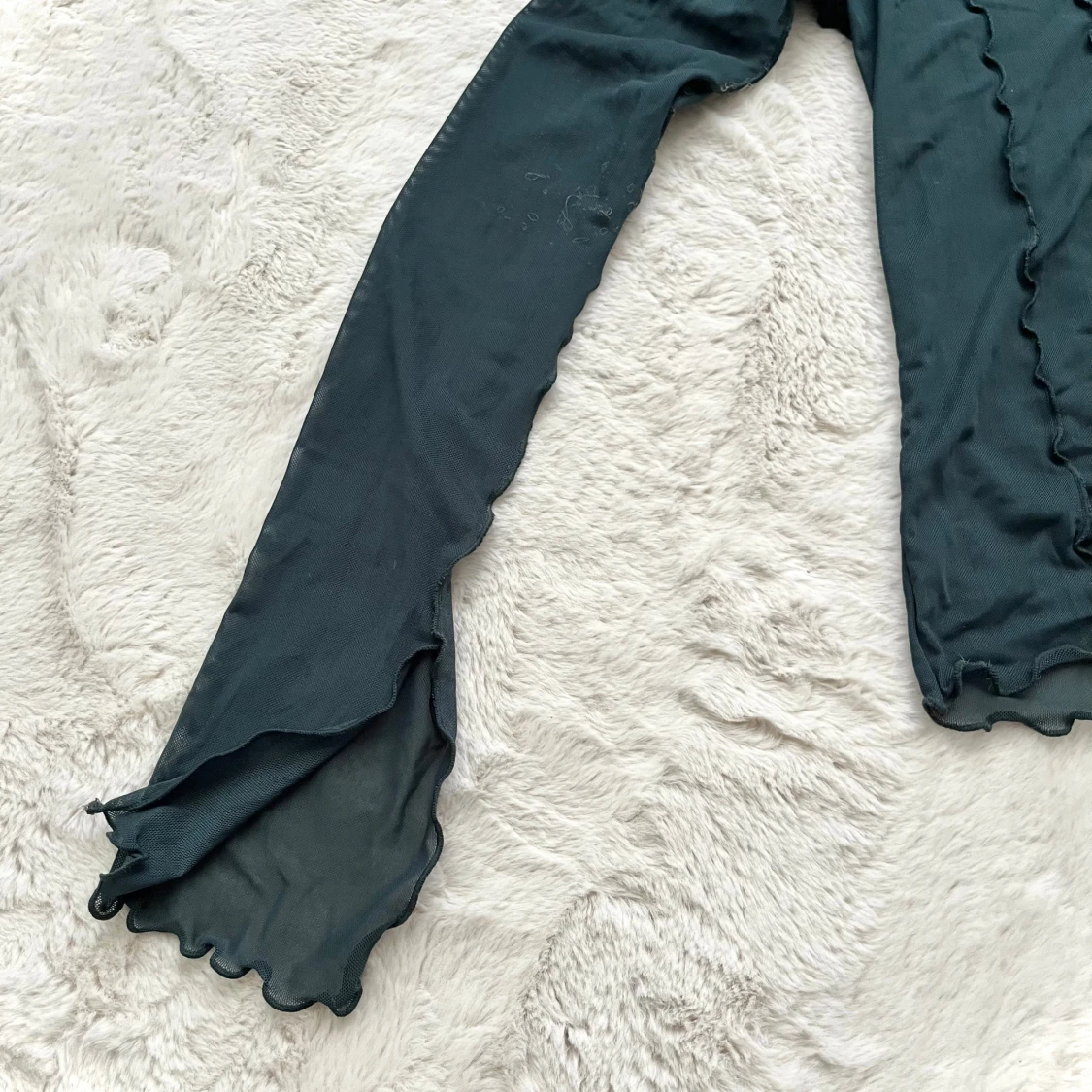 Svart långärmad topp med volangdetaljer - 2