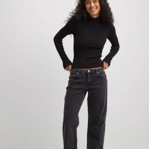 Low waist wide jeans - Snygga svarta jeans med en klassisk femficksdesign. Byxorna är i modellen low wide i storlek 36. Säljer på grund av fel storlek. Har använts 3-5 gånger därför lite högre pris. Köpte för 700kr. 💗💗