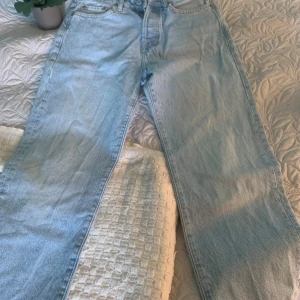 Ljusblå jeansbyxor - Säljer ett par ljusblå jeansbyxor från 157. De har en klassisk femficksdesign och en rak passform. Perfekta för en avslappnad stil. Har används 2 gånger. Nästan helt nya 