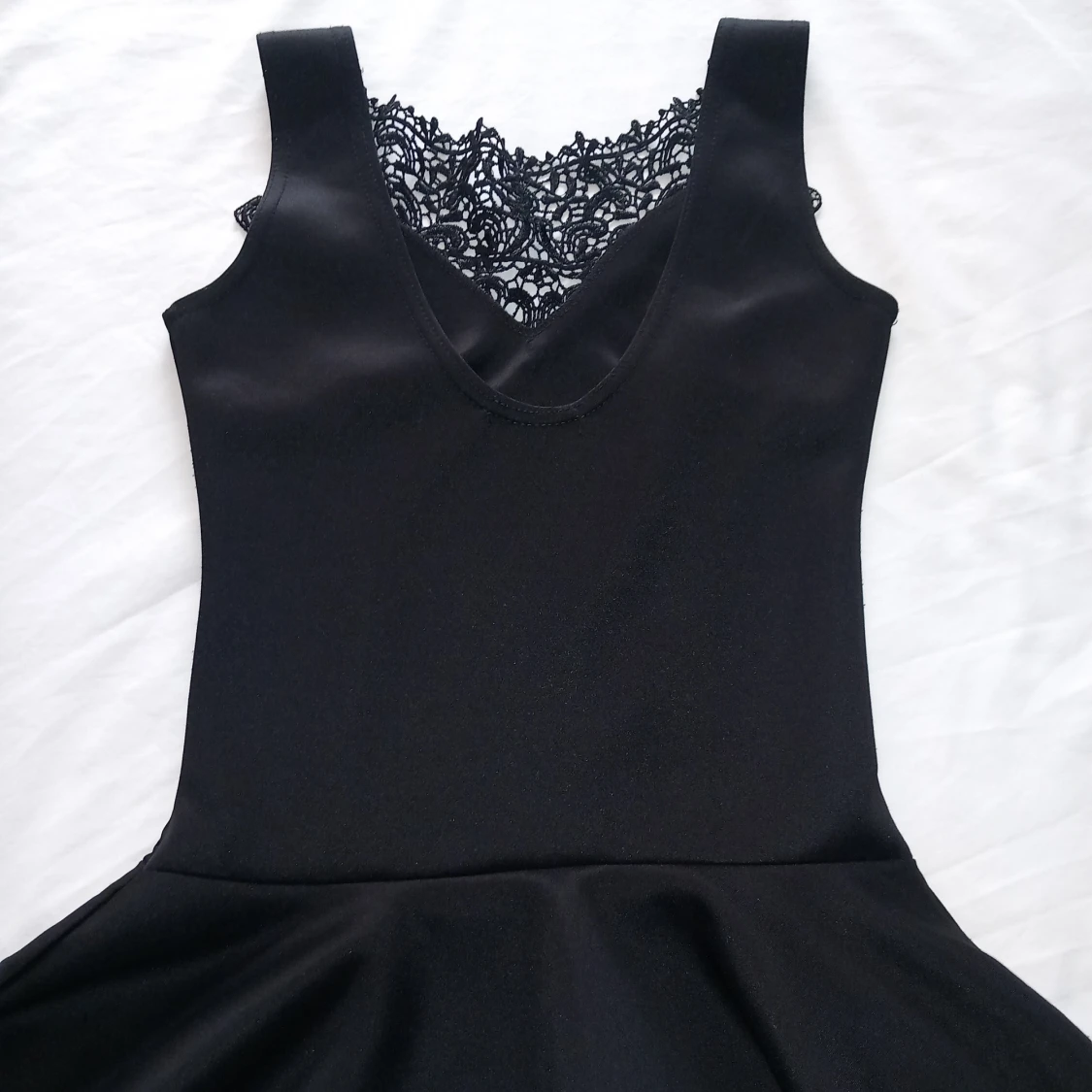 Svart topp med spetsdetaljer från Club L - 1