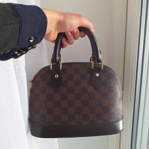Luis Vuitton Alma - Finns band, bra skick, baksidan har lite brännskador