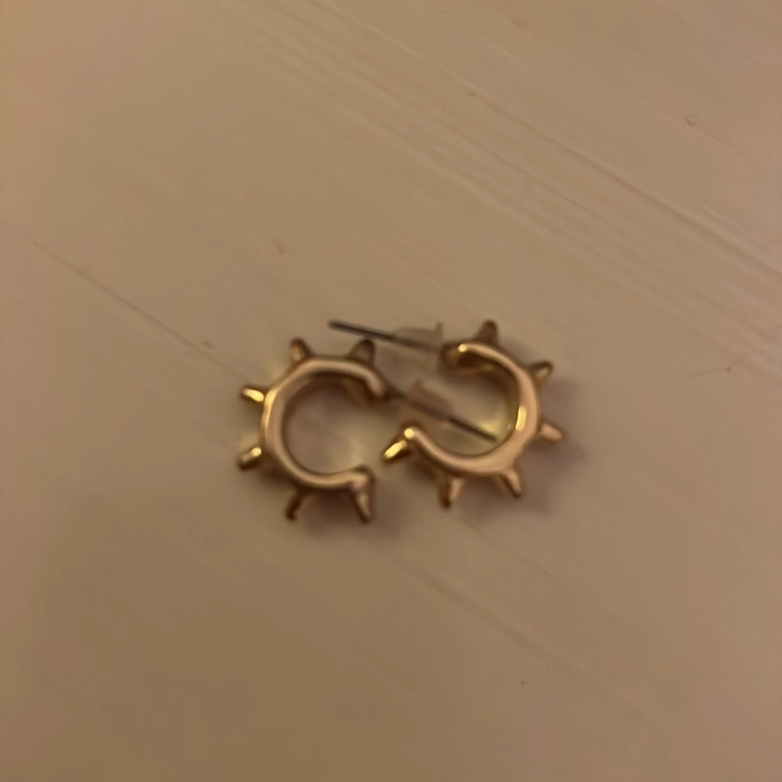 Guldörhängen med taggar