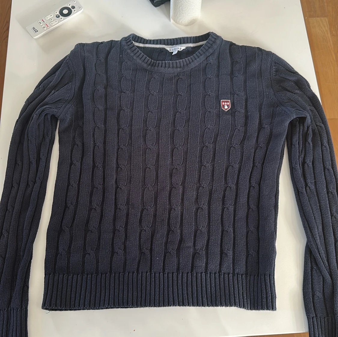 Mörkblå stickad tröja från Marine