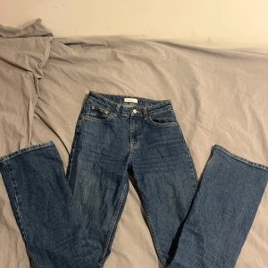 Mörkblå jeans - Använda ett fåtal gånger, säljer då dom tre inte kommer till användning💞