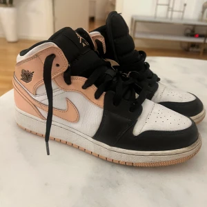 Nike Air Jordan 1 i svart, vitt och rosa - Jordan 1 i storlek 38,5 men kan passa 38 eller 39 galant. Använts ett par gånger men kommer inte till användning längre. Kontakta för mer bilder eller mer detaljer🌺