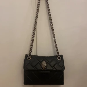 Svart Kurt geiger mini - Intressekoll på min svarta Kurt geiger väska mini, dustbag tillkommer