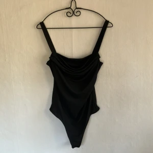 Body - Ser inga defekter på den förutom trådar som sticker ut. Kan ta bättre bilder på den om det behövs ❤️