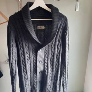 Stickad tröja herr - Snygg stickad cardigan från IDENTITY. Storleken är M men passar även L. Den är i fint skick och har inga defekter. Hör av er vid frågor!