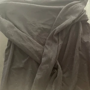 Svart långärmad tröja  - Säljer en elegant svart tröja. Perfekt för en stilren look. 