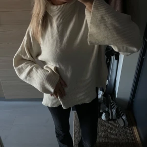 Vit stickad tröja - Vit stickad tröja från Ginatricot, Storlek S, använd fåtal gånger och har där med inga defekter🧡