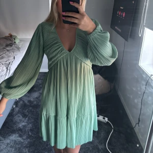 Sommar klänning  - Grön jättefin klänning som kom till användning en gång förra sommaren! Jättebra skick 