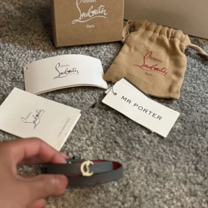  Christian Louboutin armband  - Säljer nu ett stiligt och snyggt armband ifrån Christian Louboutin. Allt og följer med. Ingen direkt skador på armbandet  eller nått som nytt  