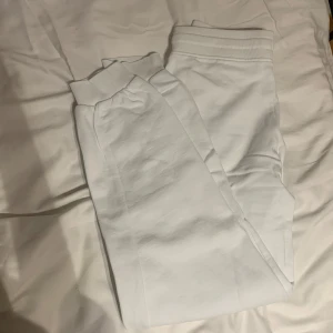 Vita mjukisbyxor - Säljer ett par vita mjukisbyxor. Perfekta för en avslappnad stil och bekväma att bära hemma och ute nu när vädret börjar bli ljusare. 