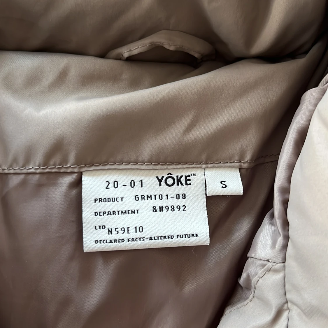 Beige pufferjacka från Yoke - 2