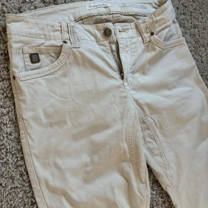 Beige byxor från Hansen & Jacob - Hansen & Jacob byxor nypris cirka 2000kr strlk 30/32 Priset är inte hugget i sten